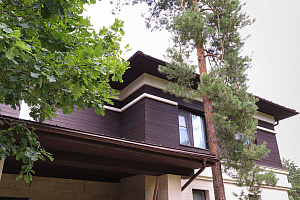 Не верите, что деревянный фасад может служить десятилетиями? Смотрите нашу работу 5-летней давности — она выглядит свежее многих новостроек