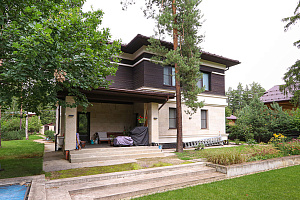 Не верите, что деревянный фасад может служить десятилетиями? Смотрите нашу работу 5-летней давности — она выглядит свежее многих новостроек