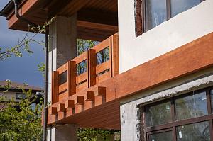 Холодная монументальность камня и живое тепло дерева — идеальный дуэт для фасада, который не оставит равнодушным