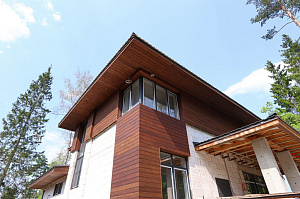 Лиственница + термолиственница + покраска Renner в цехе: почему эта комбинация делает фасад неуязвимым к влаге и времени