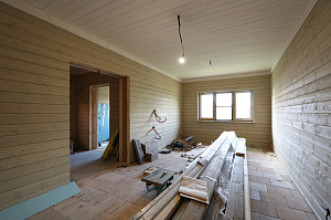 Шепот дерева: Завершенные работы по отделке стен и потолков в Кармолино