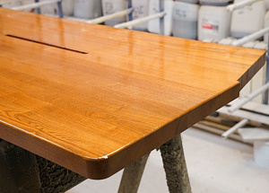 Эксклюзивное лакирование подоконника-столешницы из ясеня: блеск 'Магма' для дома в Петровские Сады