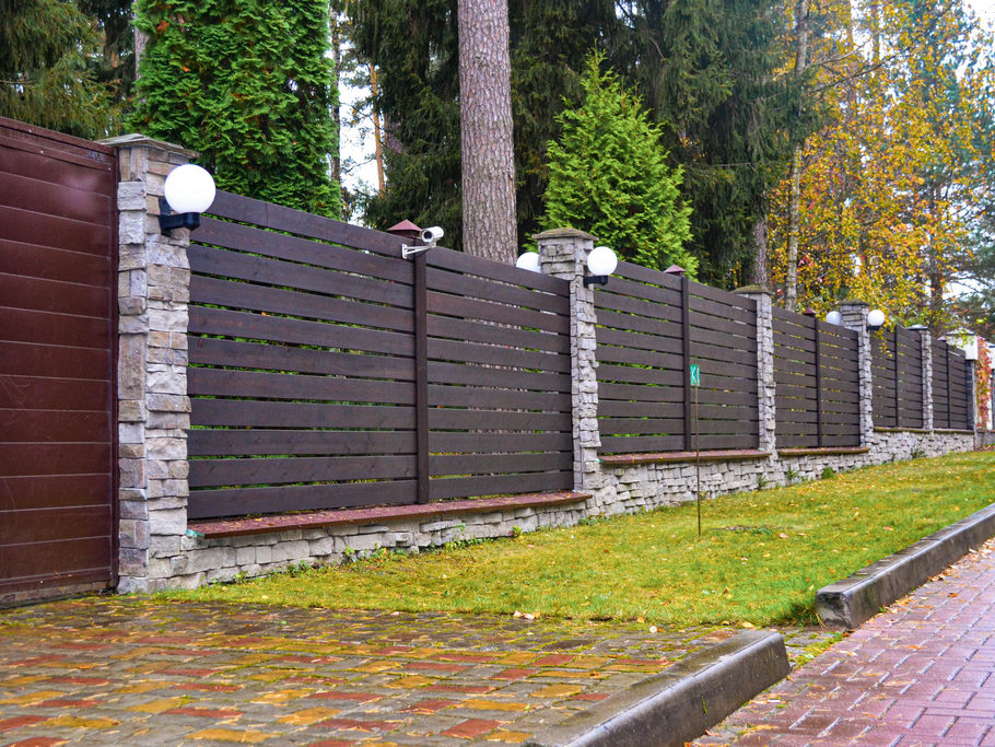 От «древнеримских руин» к образцу стиля: реставрация каменных столбов и монтаж планкена из лиственницы