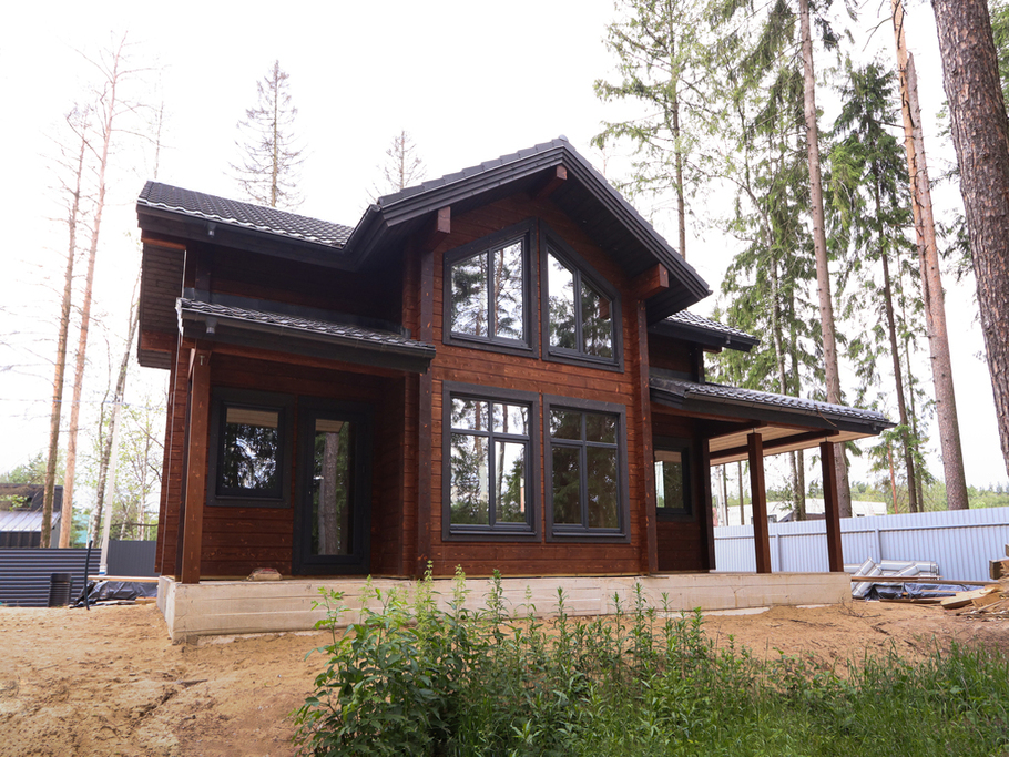 Комплекс работ по покраске деревянного дома с балками на террасе и стобами