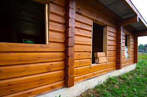 От шлифовки до финишного блеска: 10 дней работы, 10 лет защиты — покраска бруса от Лесобиржи-Спб