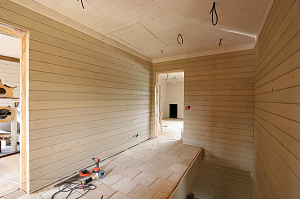 Шепот дерева: Завершенные работы по отделке стен и потолков в Кармолино