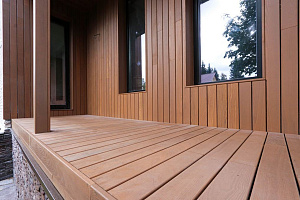 Скрытый крепёж САМО, цеховая покраска и масло Renner: почему термоясень — лучший выбор для статусного дома в Ленинградской области