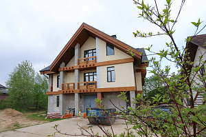 Холодная монументальность камня и живое тепло дерева — идеальный дуэт для фасада, который не оставит равнодушным