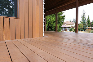 Скрытый крепёж САМО, цеховая покраска и масло Renner: почему термоясень — лучший выбор для статусного дома в Ленинградской области