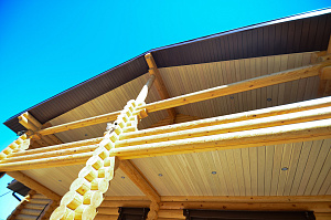 обшив свесов для бревенчатого дома