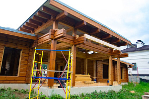 От шлифовки до финишного блеска: 10 дней работы, 10 лет защиты — покраска бруса от Лесобиржи-Спб