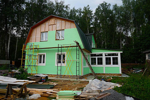 крашенный дом из планкена