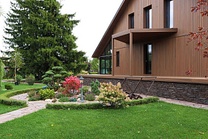 Скрытый крепёж САМО, цеховая покраска и масло Renner: почему термоясень — лучший выбор для статусного дома в Ленинградской области