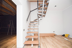 лестница из металла и дерева