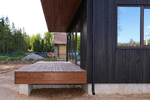 Не просто обшивка, а архитектурное высказывание: вертикальный планкен, идеальные зазоры и мембрана для долгой жизни дома