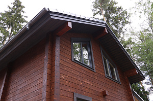 Комплекс работ по покраске деревянного дома с балками на террасе и стобами