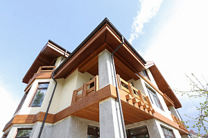 Холодная монументальность камня и живое тепло дерева — идеальный дуэт для фасада, который не оставит равнодушным