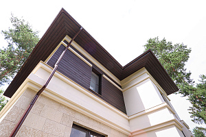 Не верите, что деревянный фасад может служить десятилетиями? Смотрите нашу работу 5-летней давности — она выглядит свежее многих новостроек