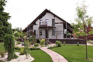 Скрытый крепёж САМО, цеховая покраска и масло Renner: почему термоясень — лучший выбор для статусного дома в Ленинградской области