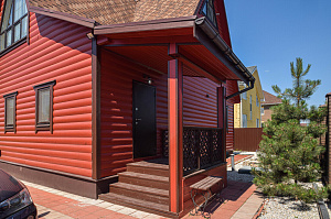 Вишневый фасад и темно-коричневые акценты: история преображения целого участка в Ленинградской области