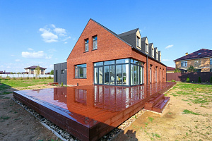 Гармония стиля и функциональности: гараж и терраса из лиственницы в Низово