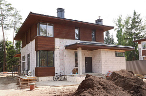 Лиственница + термолиственница + покраска Renner в цехе: почему эта комбинация делает фасад неуязвимым к влаге и времени