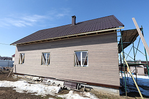 Не просто обшивка, а комплексное решение: вентилируемый фасад, индивидуальный водосток и единый стиль — дом, который будет служить десятилетиями