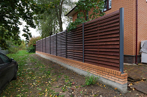 Элегантный забор из планкена и кирпича на Прохладном озере