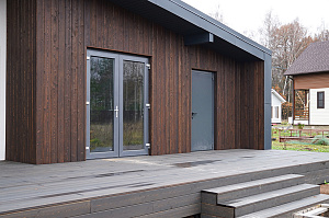 Премиальная отделка фасада и террасы лиственницей: проект ЛесоБиржи на Ладожские Берега