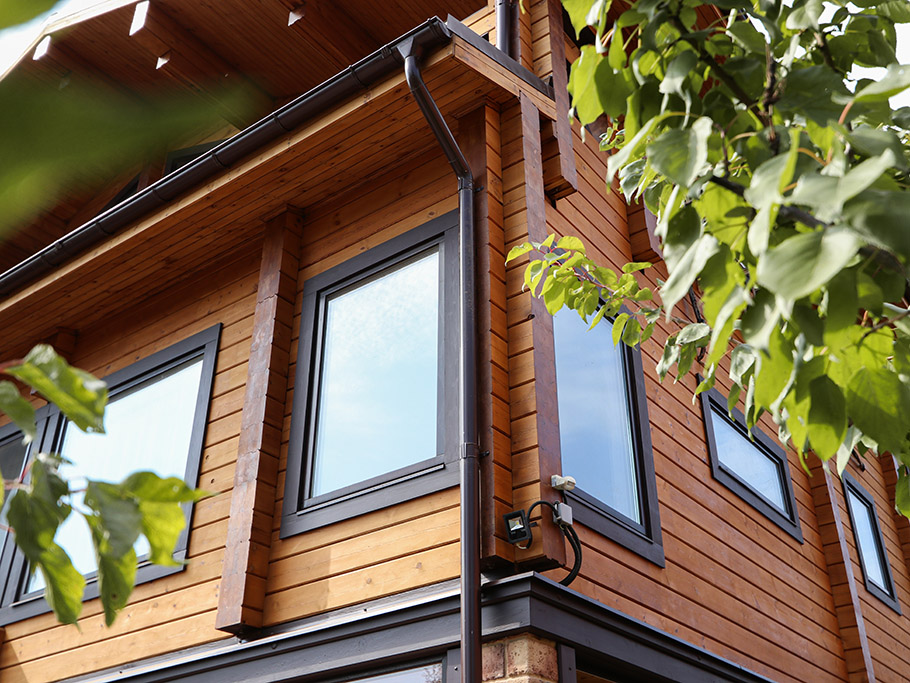 Реставрация и комплексная защита фасада двухэтажной бани в Верховский