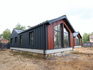 Поместье «Алексеевское»: фасад из термососны в четырех цветах — смелое решение для взыскательных владельцев

