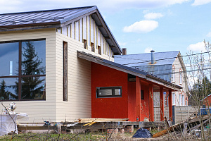 Фасад с характером: Сочетание лиственницы, сосны и камня в Honka Family Club