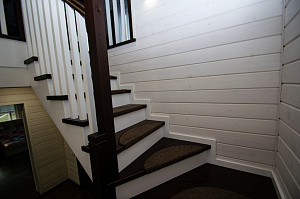 межэтажная лестница из лиственницы 1
