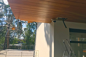 подшив свесов деревом