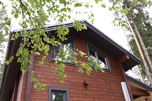 Комплекс работ по покраске деревянного дома с балками на террасе и стобами