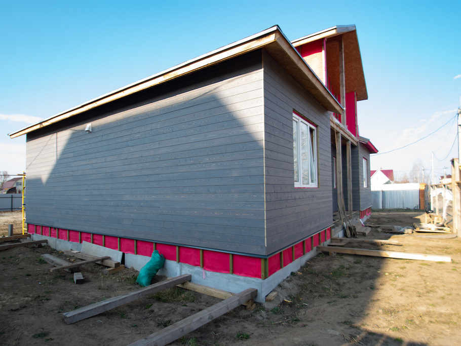 Серо-голубая магия: как мы подобрали идеальный оттенок Renner для фасада из лиственницы сорта С