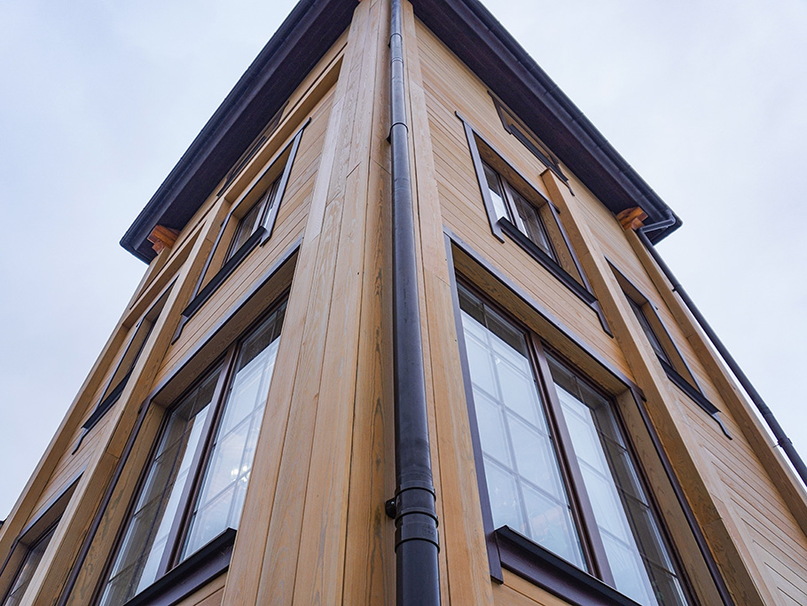 Эволюция проекта: как желание покрасить дом привело к полному обновлению фасада термообработанной древесиной