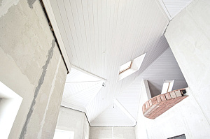 белая вагонка на потолке