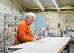 Эксклюзивное лакирование подоконника-столешницы из ясеня: блеск 'Магма' для дома в Петровские Сады