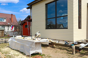 Фасад с характером: Сочетание лиственницы, сосны и камня в Honka Family Club