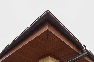 Скрытый крепёж, цеховая покраска и сибирская лиственница: почему этот проект в Мысе Удальцово не требует внимания уже 4 года