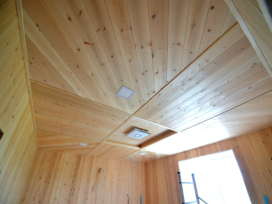 Сибирский кедр в интерьере: создаем потолок, который дышит и лечит