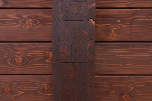 Комплекс работ по покраске деревянного дома с балками на террасе и стобами