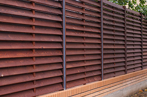 Элегантный забор из планкена и кирпича на Прохладном озере