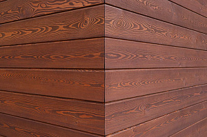 Лиственница + термолиственница + покраска Renner в цехе: почему эта комбинация делает фасад неуязвимым к влаге и времени