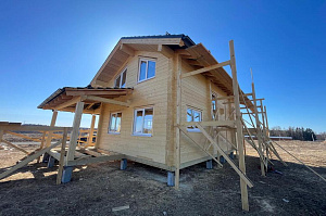 Карцево: шлифовка и покраска дома из клеёного бруса для «Нордвуд» — защита Tikkurila Pinja W-Oil (5070) и акценты RAL 7024