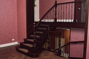 Забежные ступени, кованые балясины и ясень: история одной лестницы, рожденной в содружестве с клиентом