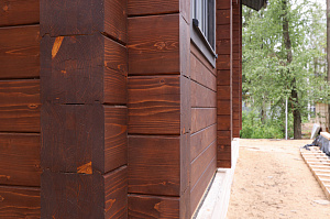 Комплекс работ по покраске деревянного дома с балками на террасе и стобами