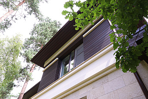 Не верите, что деревянный фасад может служить десятилетиями? Смотрите нашу работу 5-летней давности — она выглядит свежее многих новостроек