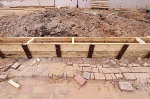 Элегантный забор из планкена и кирпича на Прохладном озере